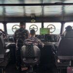 Prajurit TNI AL awak KRI Lepu-861 melakukan pencarian kapal cepat yang hilang kontak di Perairan Selat Sunda, Kabupaten Lampung Selatan, Lampung, Rabu (9/9/2026). TNI AL mengerahkan KRI Leuser-924 dan KRI Kerambit-627, dan KRI Lepu-861 pada hari kedua pencarian delapan orang penumpang kapal cepat yaitu rombongan jurnalis yang dilaporkan hilang kontak saat meliput erupsi Gunung Anak Krakatau. Sumber foto: Antara