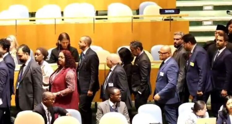 Tangkapan layar kursi delegasi Indonesia yang kosong menyusul aksi "walk out" oleh delegasi Indonesia dan sejumlah negara lainnya sebagai protes terhadap Benjamin Netanyahu di Markas PBB, New York, Kamis (24/9/2026) waktu setempat. Sumber foto: Antara