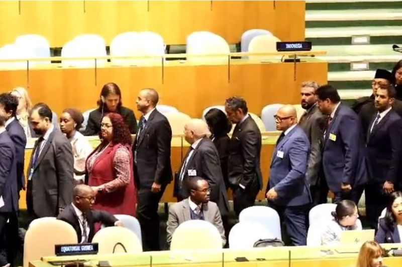 Tangkapan layar kursi delegasi Indonesia yang kosong menyusul aksi "walk out" oleh delegasi Indonesia dan sejumlah negara lainnya sebagai protes terhadap Benjamin Netanyahu di Markas PBB, New York, Kamis (24/9/2026) waktu setempat. Sumber foto: Antara