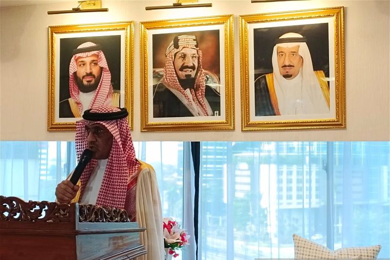 Duta Besar Arab Saudi untuk Indonesia Faisal Abdullah Al-Amoudi saat konferensi pers di Kedutaan Besar Saudi di Jakarta, Jumat (16/10/2026). Sumber foto: Antara Duta Besar Arab Saudi untuk Indonesia Faisal Abdullah Al-Amoudi saat konferensi pers di Kedutaan Besar Saudi di Jakarta, Jumat (16/10/2026). Sumber foto: Antara