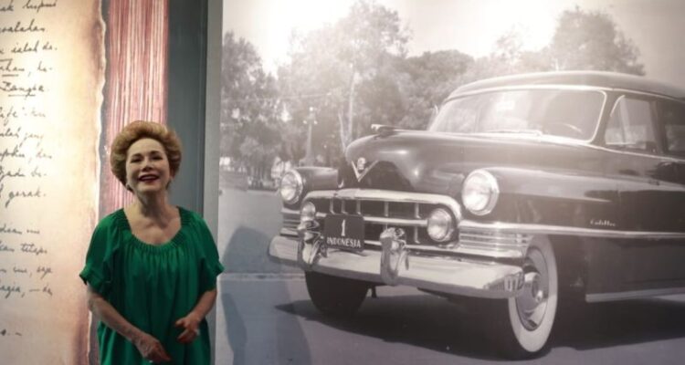 Photo file: Istri keenam Presiden pertama Republik Indonesia Sukarno, Ratna Sari Dewi saat mengunjungi pameran arsip statis Sukarno di Gedung ANRI, Jakarta Barat. Sumber foto: Antara