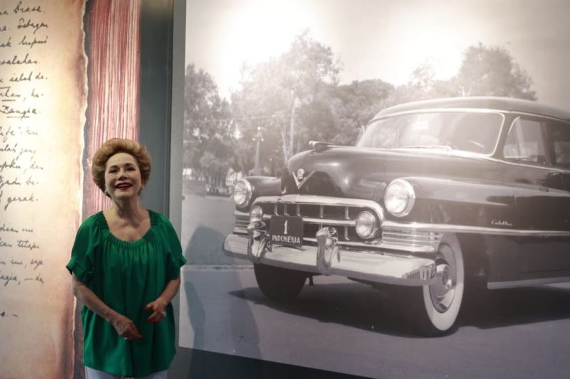 Photo file: Istri keenam Presiden pertama Republik Indonesia Sukarno, Ratna Sari Dewi saat mengunjungi pameran arsip statis Sukarno di Gedung ANRI, Jakarta Barat. Sumber foto: Antara Photo file: Istri keenam Presiden pertama Republik Indonesia Sukarno, Ratna Sari Dewi saat mengunjungi pameran arsip statis Sukarno di Gedung ANRI, Jakarta Barat. Sumber foto: Antara