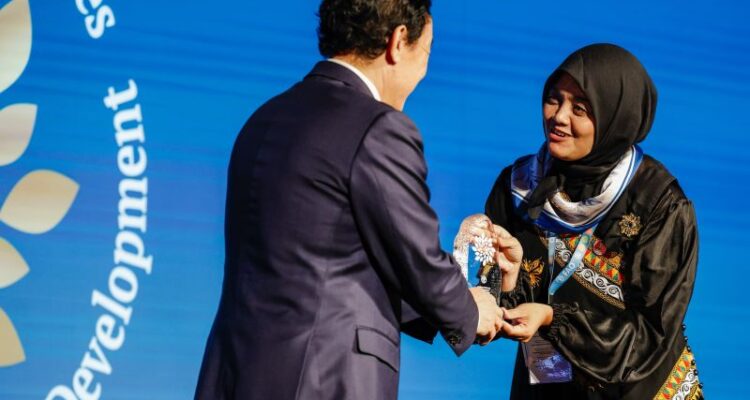 FAO Director-General Qu Dongyu presents the FAO 100 Women Heroes award to coffee farmer Istiqamah from Aceh, Indonesia, during the World Food Forum in Rome, Italy, on Thursday (October 15, 2026). Photo source: Antara News Agency