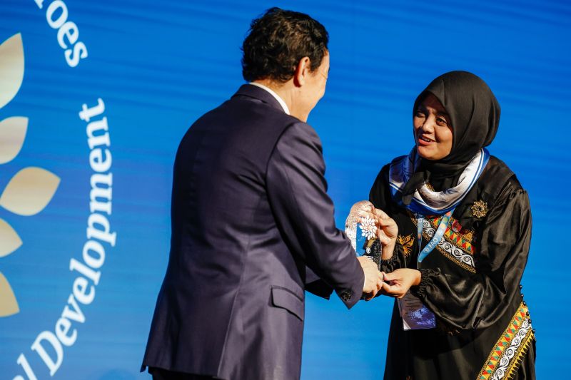 FAO Director-General Qu Dongyu presents the FAO 100 Women Heroes award to coffee farmer Istiqamah from Aceh, Indonesia, during the World Food Forum in Rome, Italy, on Thursday (October 15, 2026). Photo source: Antara News Agency FAO Director-General Qu Dongyu presents the FAO 100 Women Heroes award to coffee farmer Istiqamah from Aceh, Indonesia, during the World Food Forum in Rome, Italy, on Thursday (October 15, 2026). Photo source: Antara News Agency