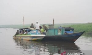 Ketua DPRD Kalsel H Supian bersama jajaran Dinas Perhubungan (Dishub) Kalsel saat meninjau langsung Sungai Danau Panggang HSU yang mengalami pendangkalan parah seiring menurunnya debit air akibat kemarau ini, Senin (19/10/2026). Sumber Foto: Antara