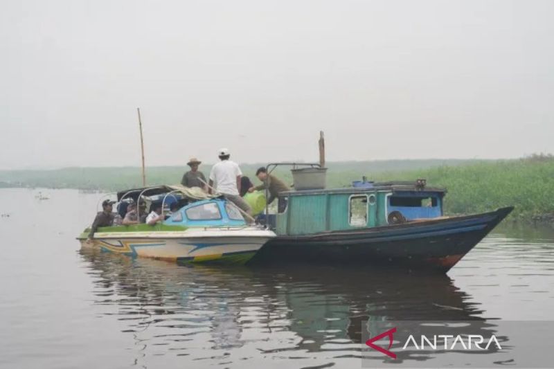 Ketua DPRD Kalsel H Supian bersama jajaran Dinas Perhubungan (Dishub) Kalsel saat meninjau langsung Sungai Danau Panggang HSU yang mengalami pendangkalan parah seiring menurunnya debit air akibat kemarau ini, Senin (19/10/2026). Sumber Foto: Antara Ketua DPRD Kalsel H Supian bersama jajaran Dinas Perhubungan (Dishub) Kalsel saat meninjau langsung Sungai Danau Panggang HSU yang mengalami pendangkalan parah seiring menurunnya debit air akibat kemarau ini, Senin (19/10/2026). Sumber Foto: Antara