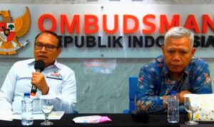 Anggota Ombudsman RI Robert Na Endi Jaweng (kiri) dalam konferensi pers di Jakarta, Rabu (21/10/2026). Sumber foto: Antara Anggota Ombudsman RI Robert Na Endi Jaweng (kiri) dalam konferensi pers di Jakarta, Rabu (21/10/2026). Sumber foto: Antara