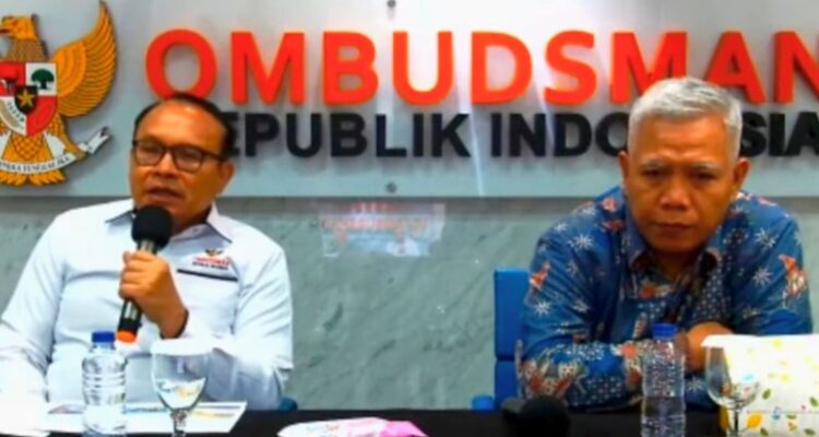 Anggota Ombudsman RI Robert Na Endi Jaweng (kiri) dalam konferensi pers di Jakarta, Rabu (21/10/2026). Sumber foto: Antara