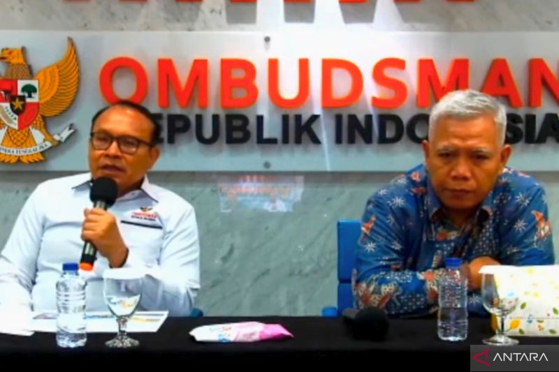 Anggota Ombudsman RI Robert Na Endi Jaweng (kiri) dalam konferensi pers di Jakarta, Rabu (21/10/2026). Sumber foto: Antara Anggota Ombudsman RI Robert Na Endi Jaweng (kiri) dalam konferensi pers di Jakarta, Rabu (21/10/2026). Sumber foto: Antara