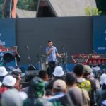 Anggota Komisi VII DPR RI Bane Raja Manalu dalam kegiatan Tarik Tombur Toba yang diselenggarakan di Pantai Atsari, Parapat, Simalungun, Sumatera Utara, Sabtu (24/10/2026). Sumber foto: Antara
