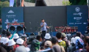 Anggota Komisi VII DPR RI Bane Raja Manalu dalam kegiatan Tarik Tombur Toba yang diselenggarakan di Pantai Atsari, Parapat, Simalungun, Sumatera Utara, Sabtu (24/10/2026). Sumber foto: Antara Anggota Komisi VII DPR RI Bane Raja Manalu dalam kegiatan Tarik Tombur Toba yang diselenggarakan di Pantai Atsari, Parapat, Simalungun, Sumatera Utara, Sabtu (24/10/2026). Sumber foto: Antara