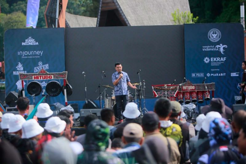 Anggota Komisi VII DPR RI Bane Raja Manalu dalam kegiatan Tarik Tombur Toba yang diselenggarakan di Pantai Atsari, Parapat, Simalungun, Sumatera Utara, Sabtu (24/10/2026). Sumber foto: Antara