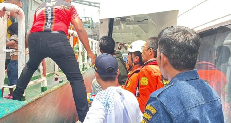 Tim SAR gabungan mengevakuasi lima orang hilang kontak di perairan Kabupaten Banggai Laut ke Pelabuhan Luwuk Kabupaten Banggai, Sulawesi Tengah, Jumat (16/10/2026). Sumber foto: Antara