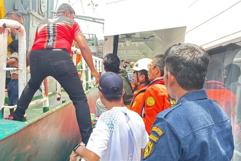 Tim SAR gabungan mengevakuasi lima orang hilang kontak di perairan Kabupaten Banggai Laut ke Pelabuhan Luwuk Kabupaten Banggai, Sulawesi Tengah, Jumat (16/10/2026). Sumber foto: Antara