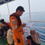 Petugas SAR mencatat identitas para korban setelah dievakuasi di atas KN SAR Bhisma karena perahu motor yang mereka tumpangi mengalami mati mesin di Perairan Kabupaten Banggai Kepulauan, Sulawesi Tengah, Minggu (25/10/2026). Sumber foto: Antara