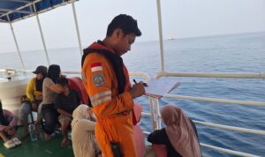 Petugas SAR mencatat identitas para korban setelah dievakuasi di atas KN SAR Bhisma karena perahu motor yang mereka tumpangi mengalami mati mesin di Perairan Kabupaten Banggai Kepulauan, Sulawesi Tengah, Minggu (25/10/2026). Sumber foto: Antara