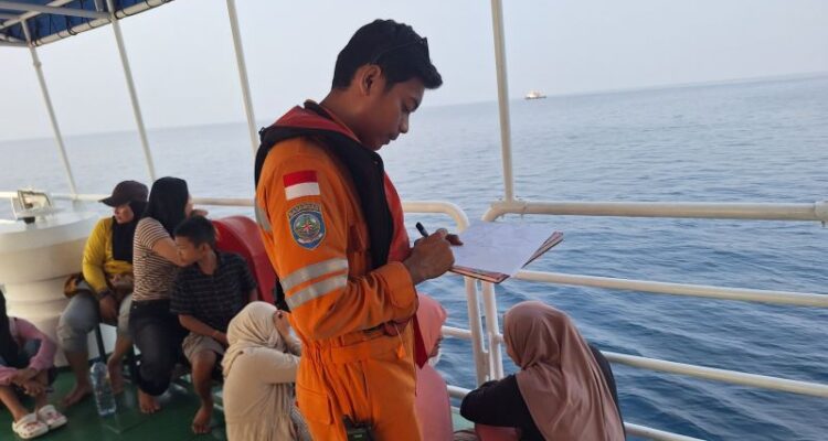Petugas SAR mencatat identitas para korban setelah dievakuasi di atas KN SAR Bhisma karena perahu motor yang mereka tumpangi mengalami mati mesin di Perairan Kabupaten Banggai Kepulauan, Sulawesi Tengah, Minggu (25/10/2026). Sumber foto: Antara