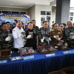 Komandan Kodaeral III Laksamana Muda TNI Uki Prasetia (tiga dari kanan) bersama Forkopimda menunjukkan barang bukti liquid vape terindikasi narkotika yang berhasil diamankan Lanal Lampung, Senin (12/10/2026). Sumber foto: Antara
