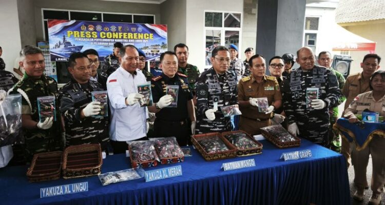 Komandan Kodaeral III Laksamana Muda TNI Uki Prasetia (tiga dari kanan) bersama Forkopimda menunjukkan barang bukti liquid vape terindikasi narkotika yang berhasil diamankan Lanal Lampung, Senin (12/10/2026). Sumber foto: Antara