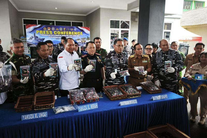 Komandan Kodaeral III Laksamana Muda TNI Uki Prasetia (tiga dari kanan) bersama Forkopimda menunjukkan barang bukti liquid vape terindikasi narkotika yang berhasil diamankan Lanal Lampung, Senin (12/10/2026). Sumber foto: Antara