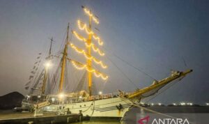 KRI Dewaruci sandar di Pelabuhan Cirebon, Jawa Barat, Selasa (13/10/2026). Sumber foto: Antara KRI Dewaruci sandar di Pelabuhan Cirebon, Jawa Barat, Selasa (13/10/2026). Sumber foto: Antara