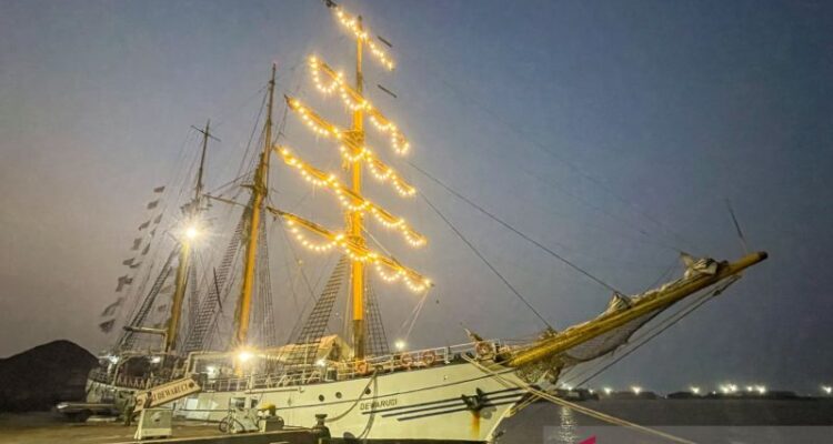 KRI Dewaruci sandar di Pelabuhan Cirebon, Jawa Barat, Selasa (13/10/2026). Sumber foto: Antara