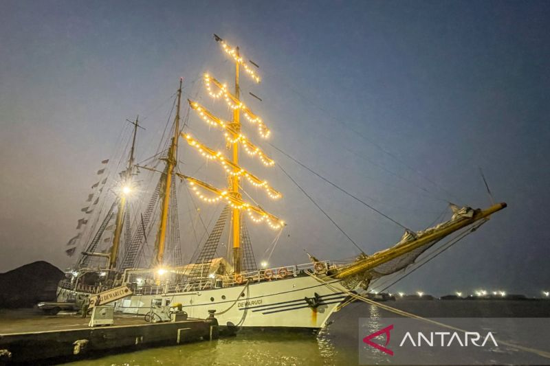 KRI Dewaruci sandar di Pelabuhan Cirebon, Jawa Barat, Selasa (13/10/2026). Sumber foto: Antara KRI Dewaruci sandar di Pelabuhan Cirebon, Jawa Barat, Selasa (13/10/2026). Sumber foto: Antara