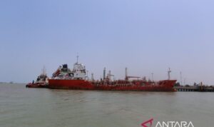 Kapal PIS Cinta saat berada di kawasan Kilang Balongan, Indramayu, Jawa Barat, Kamis (22/10/2026). Sumber foto: Antara Kapal PIS Cinta saat berada di kawasan Kilang Balongan, Indramayu, Jawa Barat, Kamis (22/10/2026). Sumber foto: Antara