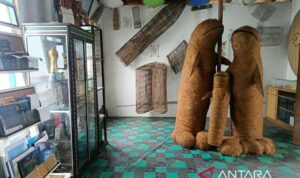 Sejumlah koleksi di Museum Nelayan Pesut di Desa Pela sebagai wahana edukasi bagi nelayan untuk penangkapan ikan ramah lingkungan. Sumber foto: Antara Sejumlah koleksi di Museum Nelayan Pesut di Desa Pela sebagai wahana edukasi bagi nelayan untuk penangkapan ikan ramah lingkungan. Sumber foto: Antara