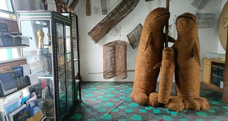 Sejumlah koleksi di Museum Nelayan Pesut di Desa Pela sebagai wahana edukasi bagi nelayan untuk penangkapan ikan ramah lingkungan. Sumber foto: Antara