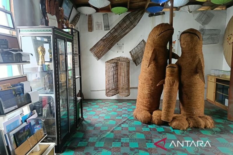 Sejumlah koleksi di Museum Nelayan Pesut di Desa Pela sebagai wahana edukasi bagi nelayan untuk penangkapan ikan ramah lingkungan. Sumber foto: Antara Sejumlah koleksi di Museum Nelayan Pesut di Desa Pela sebagai wahana edukasi bagi nelayan untuk penangkapan ikan ramah lingkungan. Sumber foto: Antara