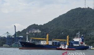 Salah satu kapal barang saat berlabu di Pelabuhan Jayapura, Kota Jayapura, Papua pada beberapa waktu lalu. Sumber foto: Antara