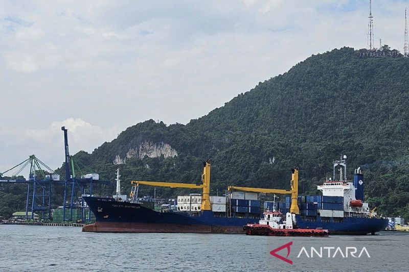 Salah satu kapal barang saat berlabu di Pelabuhan Jayapura, Kota Jayapura, Papua pada beberapa waktu lalu. Sumber foto: Antara Salah satu kapal barang saat berlabu di Pelabuhan Jayapura, Kota Jayapura, Papua pada beberapa waktu lalu. Sumber foto: Antara