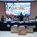 Polisi saat merilis pengungkapan empat perkara tindak pidana terkait satwa liar, bagian tubuh hiu, peredaran arak Bali, dan dugaan penyalahgunaan solar bersubsidi di Surabaya, Senin (26/10/2026). Sumber foto: Antara