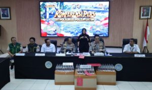 Polisi saat merilis pengungkapan empat perkara tindak pidana terkait satwa liar, bagian tubuh hiu, peredaran arak Bali, dan dugaan penyalahgunaan solar bersubsidi di Surabaya, Senin (26/10/2026). Sumber foto: Antara