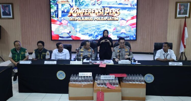 Polisi saat merilis pengungkapan empat perkara tindak pidana terkait satwa liar, bagian tubuh hiu, peredaran arak Bali, dan dugaan penyalahgunaan solar bersubsidi di Surabaya, Senin (26/10/2026). Sumber foto: Antara