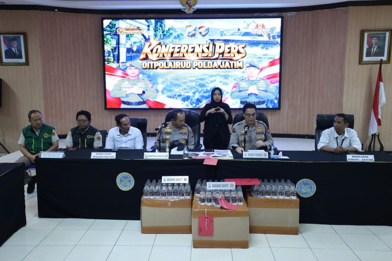Polisi saat merilis pengungkapan empat perkara tindak pidana terkait satwa liar, bagian tubuh hiu, peredaran arak Bali, dan dugaan penyalahgunaan solar bersubsidi di Surabaya, Senin (26/10/2026). Sumber foto: Antara Polisi saat merilis pengungkapan empat perkara tindak pidana terkait satwa liar, bagian tubuh hiu, peredaran arak Bali, dan dugaan penyalahgunaan solar bersubsidi di Surabaya, Senin (26/10/2026). Sumber foto: Antara