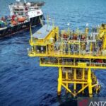 Ilustrasi - Aktivitas penambangan minyak dan gas bumi di lepas pantai.
