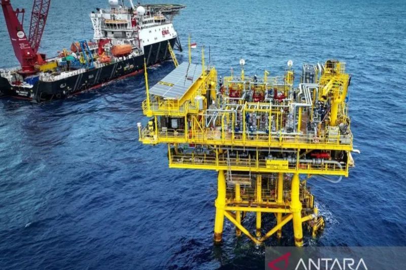 Ilustrasi - Aktivitas penambangan minyak dan gas bumi di lepas pantai.