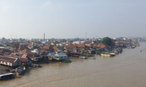Permukiman penduduk di daerah aliran Sungai Musi Palembang. Sumber foto: Antara