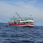 Nelayan menangkap ikan di perairan Natuna, Kepulauan Riau pada Agustus 2026. Sumber foto: Antara