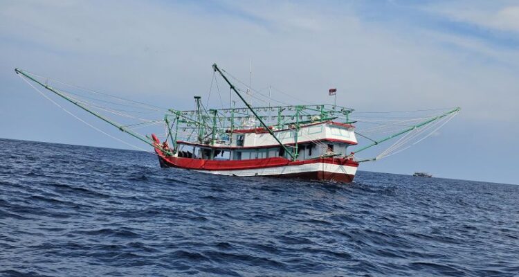 Nelayan menangkap ikan di perairan Natuna, Kepulauan Riau pada Agustus 2026. Sumber foto: Antara