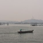 Kabut asap menyelimuti wilayah pesisir di Kota Tanjungpinang, Kepri, Rabu (7/10/2026). Sumber foto: Antara