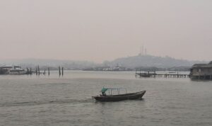 Kabut asap menyelimuti wilayah pesisir di Kota Tanjungpinang, Kepri, Rabu (7/10/2026). Sumber foto: Antara Kabut asap menyelimuti wilayah pesisir di Kota Tanjungpinang, Kepri, Rabu (7/10/2026). Sumber foto: Antara