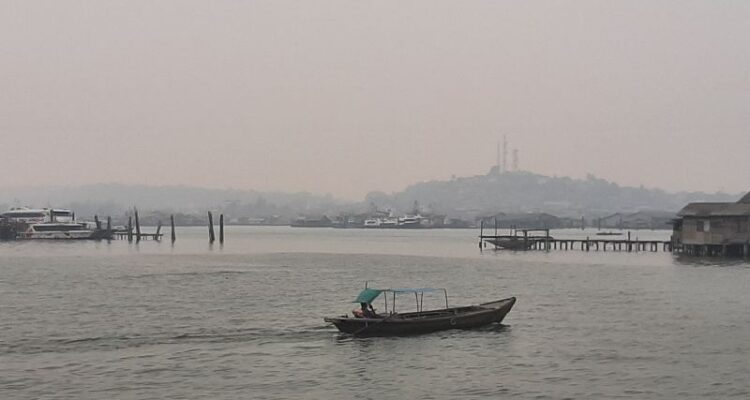 Kabut asap menyelimuti wilayah pesisir di Kota Tanjungpinang, Kepri, Rabu (7/10/2026). Sumber foto: Antara