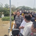 Menteri Koordinator Bidang Infrastruktur dan Pembangunan Kewilayahan Agus Harimurti Yudhoyono meninjau konstruksi hasil pembangunan ulang Jembatan Kemang Pratama di Kecamatan Rawalumbu, Kota Bekasi, Jawa Barat, Jumat (30/10/2026). Sumber foto: Antara