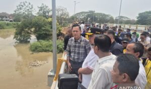 Menteri Koordinator Bidang Infrastruktur dan Pembangunan Kewilayahan Agus Harimurti Yudhoyono meninjau konstruksi hasil pembangunan ulang Jembatan Kemang Pratama di Kecamatan Rawalumbu, Kota Bekasi, Jawa Barat, Jumat (30/10/2026). Sumber foto: Antara Menteri Koordinator Bidang Infrastruktur dan Pembangunan Kewilayahan Agus Harimurti Yudhoyono meninjau konstruksi hasil pembangunan ulang Jembatan Kemang Pratama di Kecamatan Rawalumbu, Kota Bekasi, Jawa Barat, Jumat (30/10/2026). Sumber foto: Antara