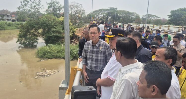 Menteri Koordinator Bidang Infrastruktur dan Pembangunan Kewilayahan Agus Harimurti Yudhoyono meninjau konstruksi hasil pembangunan ulang Jembatan Kemang Pratama di Kecamatan Rawalumbu, Kota Bekasi, Jawa Barat, Jumat (30/10/2026). Sumber foto: Antara