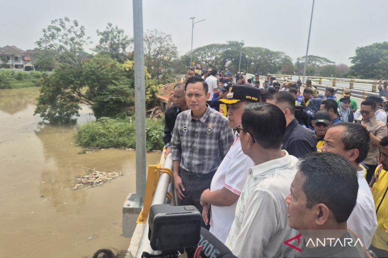 Menteri Koordinator Bidang Infrastruktur dan Pembangunan Kewilayahan Agus Harimurti Yudhoyono meninjau konstruksi hasil pembangunan ulang Jembatan Kemang Pratama di Kecamatan Rawalumbu, Kota Bekasi, Jawa Barat, Jumat (30/10/2026). Sumber foto: Antara Menteri Koordinator Bidang Infrastruktur dan Pembangunan Kewilayahan Agus Harimurti Yudhoyono meninjau konstruksi hasil pembangunan ulang Jembatan Kemang Pratama di Kecamatan Rawalumbu, Kota Bekasi, Jawa Barat, Jumat (30/10/2026). Sumber foto: Antara