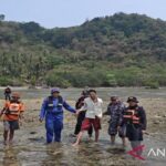 Tim SAR gabungan saat melakukan evakuasi terhadap korban bernama Rustana Siregar (38), warga Cilegon, Banten, dalam kondisi selamat di Pulau Kandang, Kecamatan Bakauheni, Senin (12/10/2026). Sumber foto: Antara
